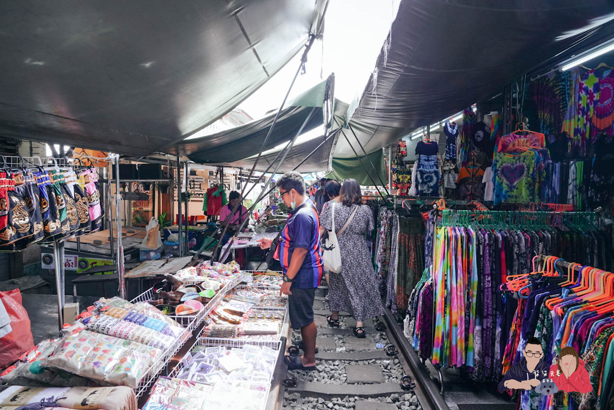 美功鐵道市場》曼谷近郊一日遊推薦,火車撞進菜市場的奇景! - 第9張圖 泰國美功鐵道市場-032