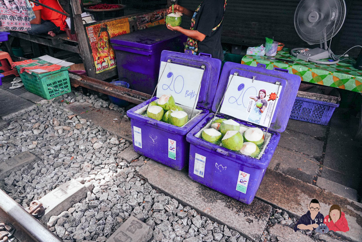 美功鐵道市場》曼谷近郊一日遊推薦,火車撞進菜市場的奇景! - 第15張圖 泰國美功鐵道市場-035