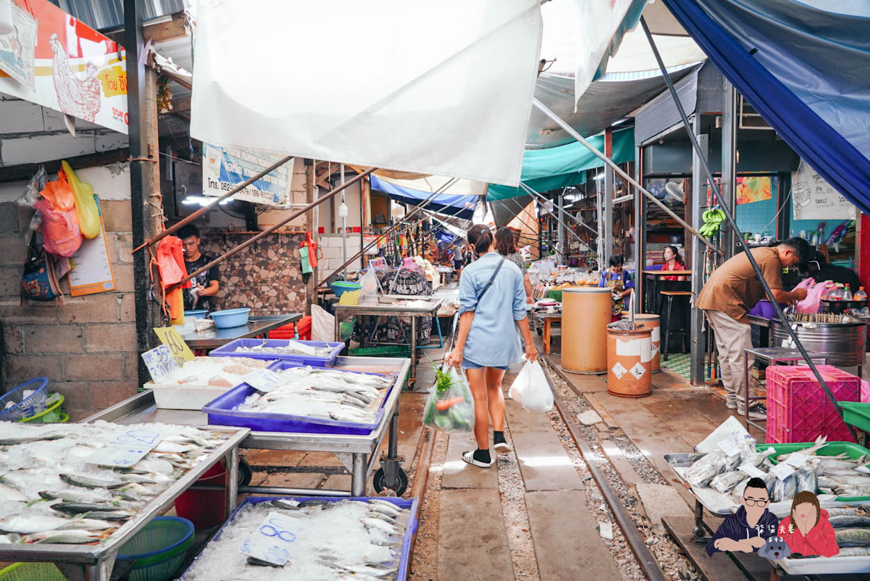 美功鐵道市場》曼谷近郊一日遊推薦,火車撞進菜市場的奇景! - 第32張圖 泰國美功鐵道市場-038