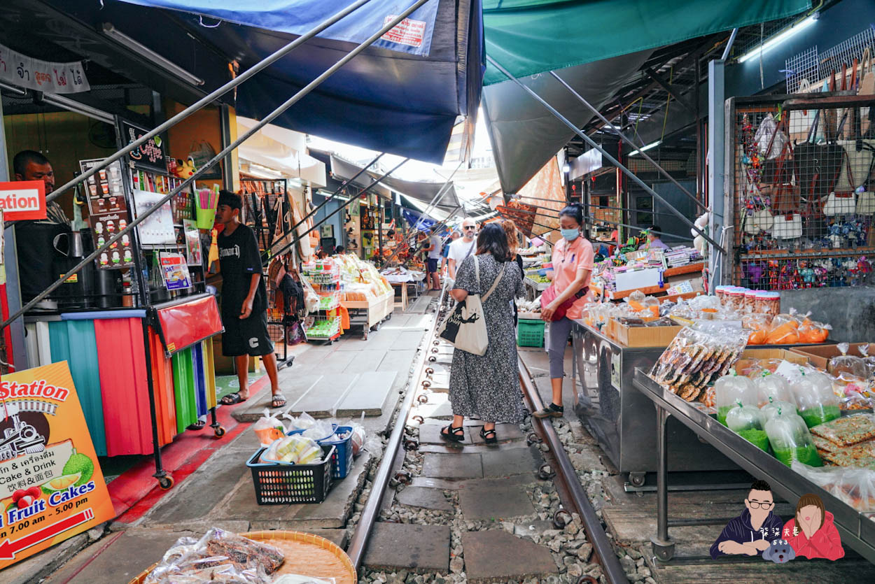 美功鐵道市場》曼谷近郊一日遊推薦,火車撞進菜市場的奇景! - 第10張圖 泰國美功鐵道市場-042