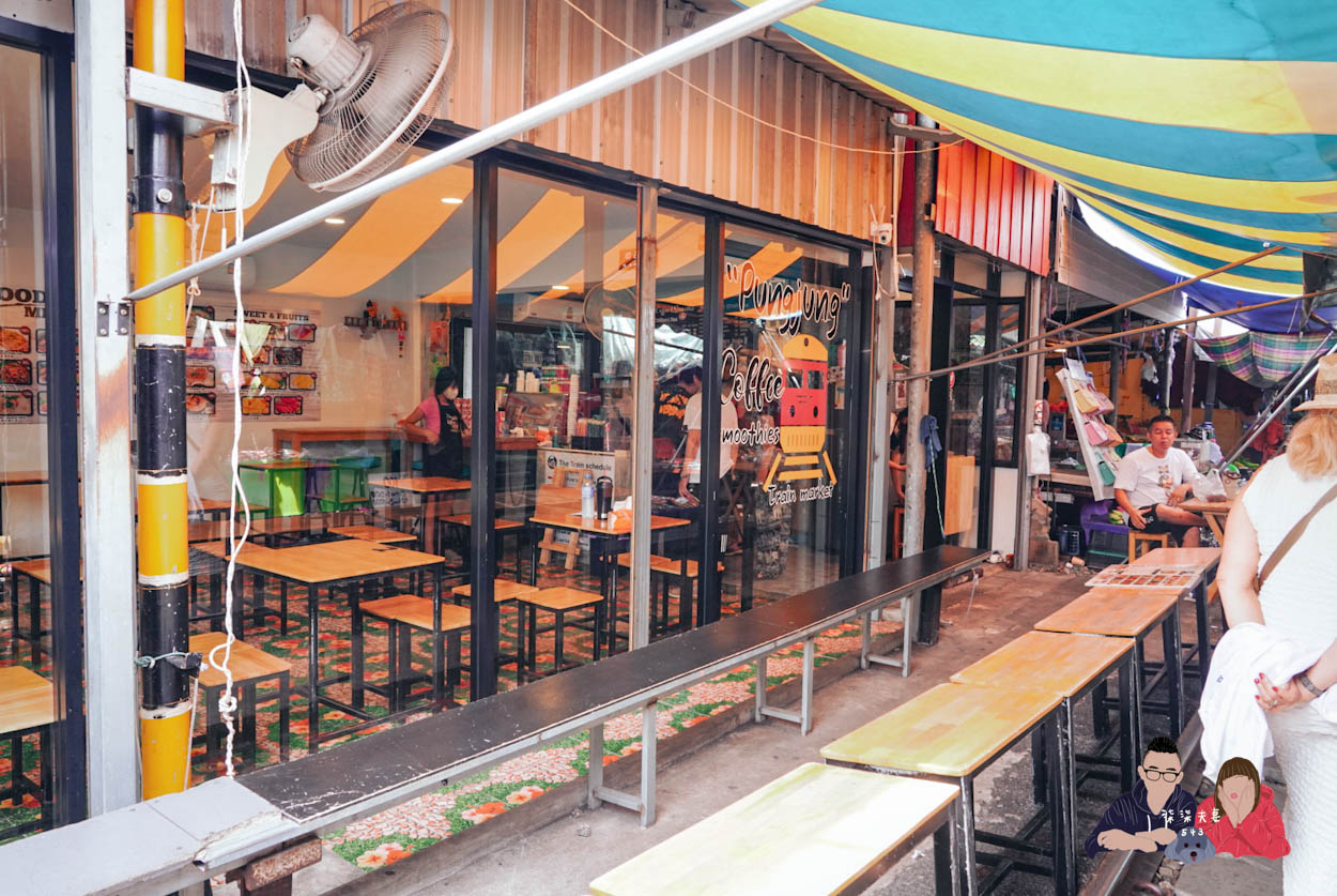 美功鐵道市場》曼谷近郊一日遊推薦,火車撞進菜市場的奇景! - 第35張圖 泰國美功鐵道市場-046