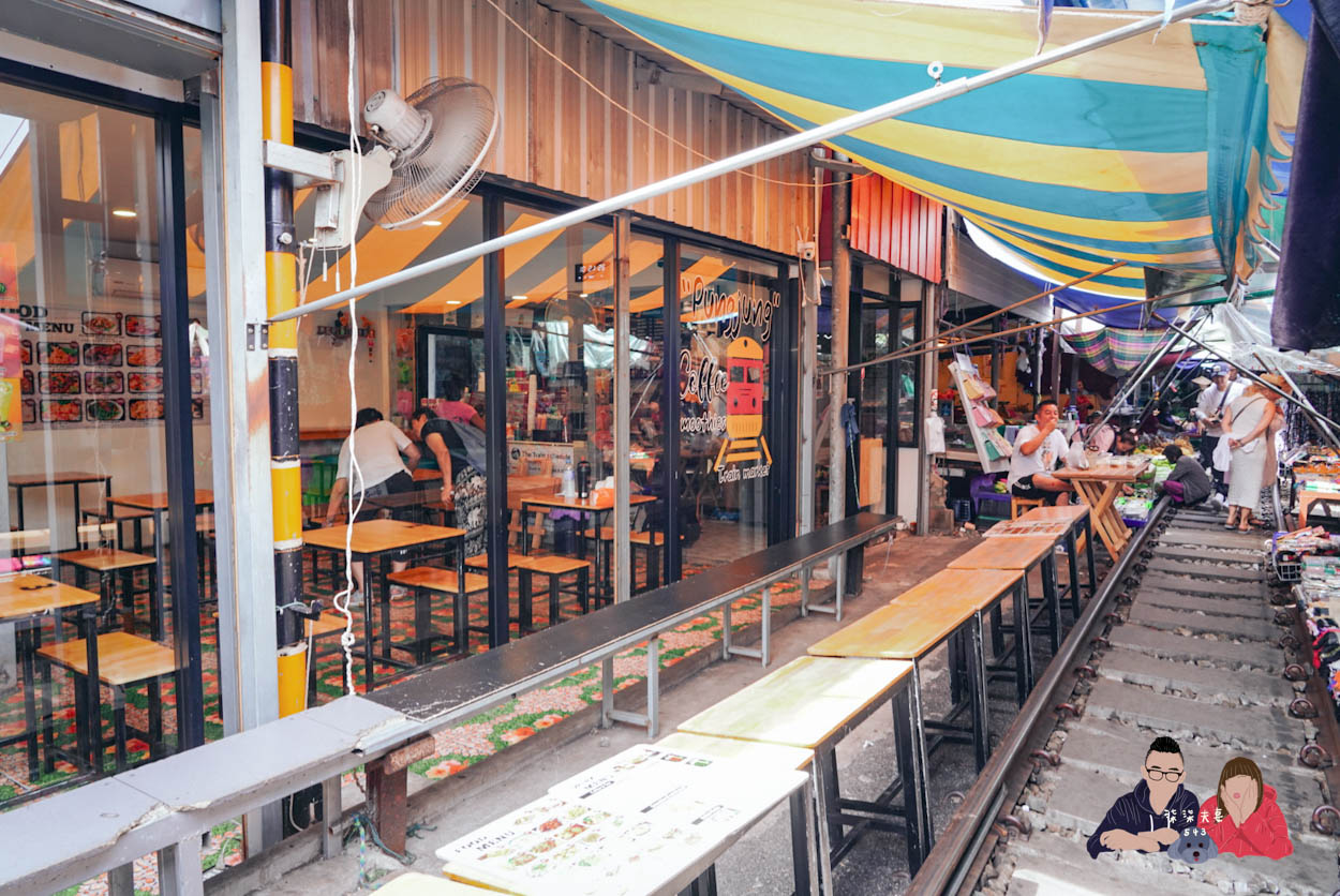美功鐵道市場》曼谷近郊一日遊推薦,火車撞進菜市場的奇景! - 第17張圖 泰國美功鐵道市場-048