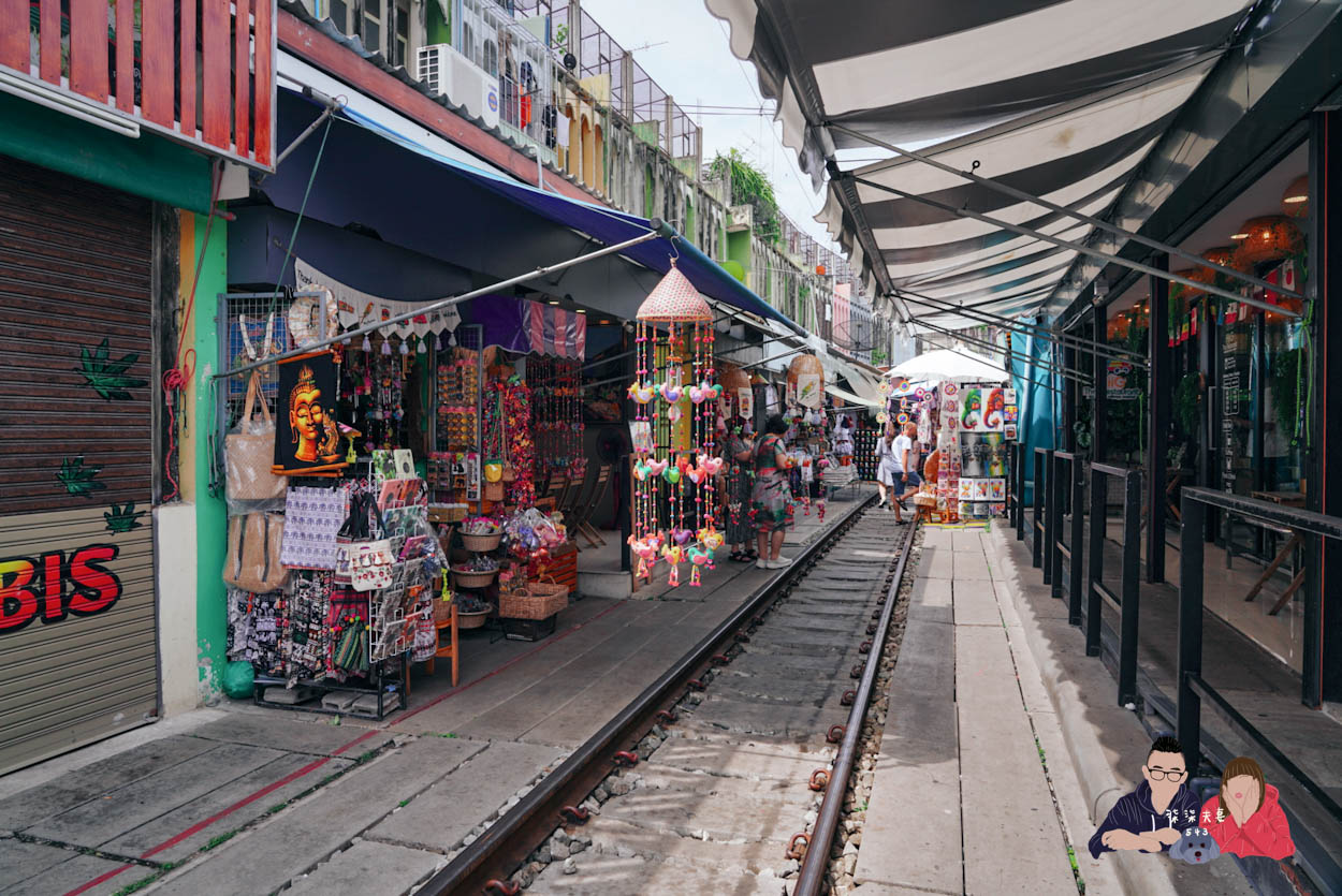 美功鐵道市場》曼谷近郊一日遊推薦,火車撞進菜市場的奇景! - 第21張圖 泰國美功鐵道市場-051