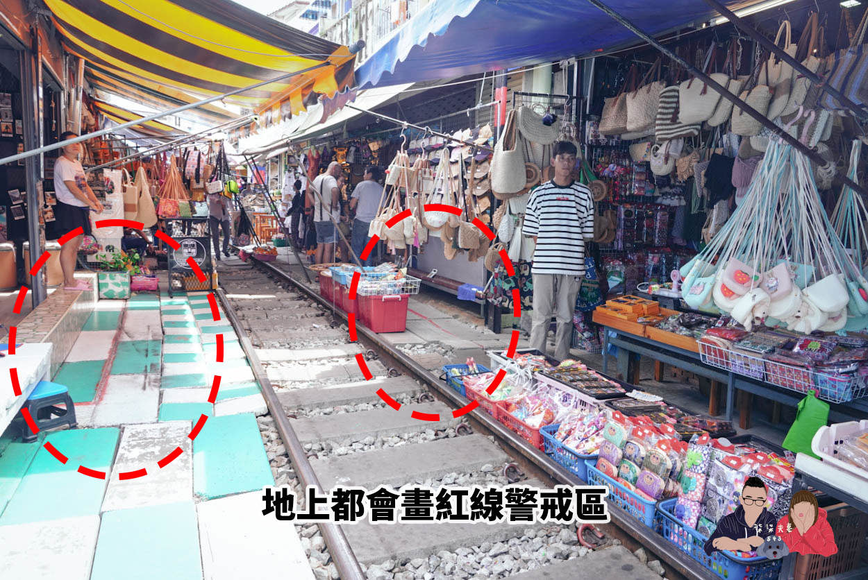 美功鐵道市場》曼谷近郊一日遊推薦,火車撞進菜市場的奇景! - 第23張圖 泰國美功鐵道市場-058-1