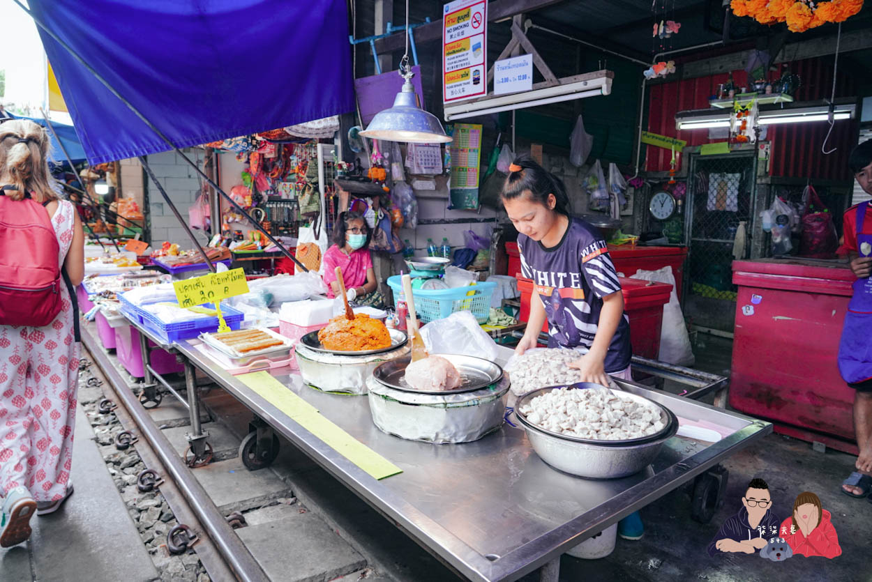 美功鐵道市場》曼谷近郊一日遊推薦,火車撞進菜市場的奇景! - 第12張圖 泰國美功鐵道市場-069