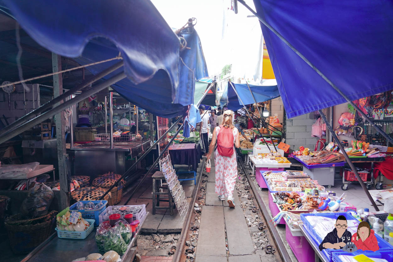 美功鐵道市場》曼谷近郊一日遊推薦,火車撞進菜市場的奇景! - 第13張圖 泰國美功鐵道市場-070