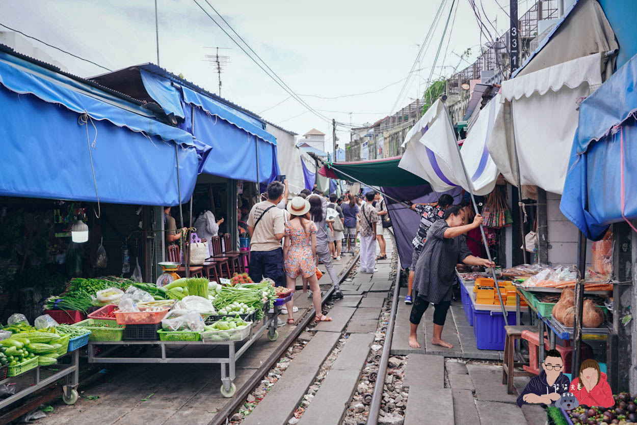 美功鐵道市場》曼谷近郊一日遊推薦,火車撞進菜市場的奇景! - 第27張圖 泰國美功鐵道市場-075