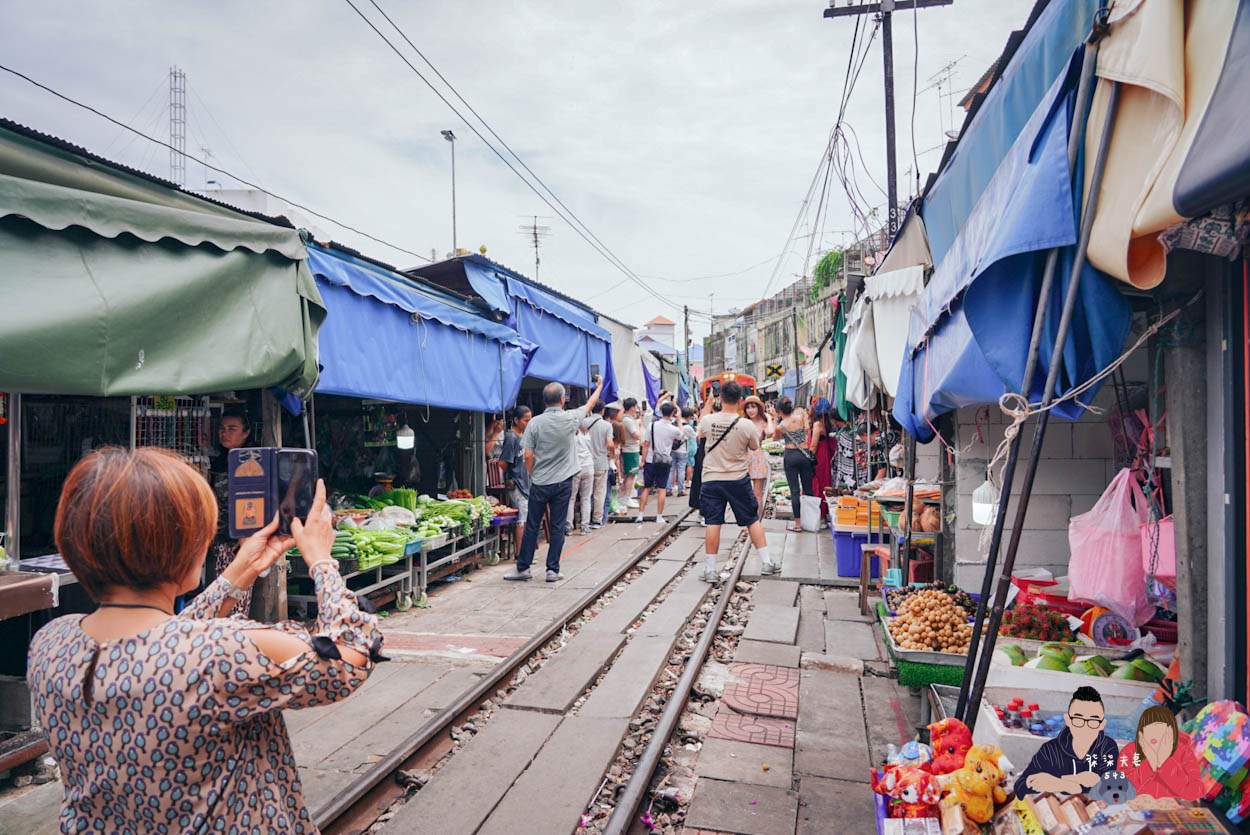 美功鐵道市場》曼谷近郊一日遊推薦,火車撞進菜市場的奇景! - 第24張圖 泰國美功鐵道市場-082