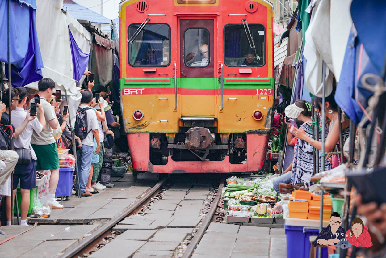 美功鐵道市場》曼谷近郊一日遊推薦,火車撞進菜市場的奇景! - 第1張圖 泰國美功鐵道市場-085