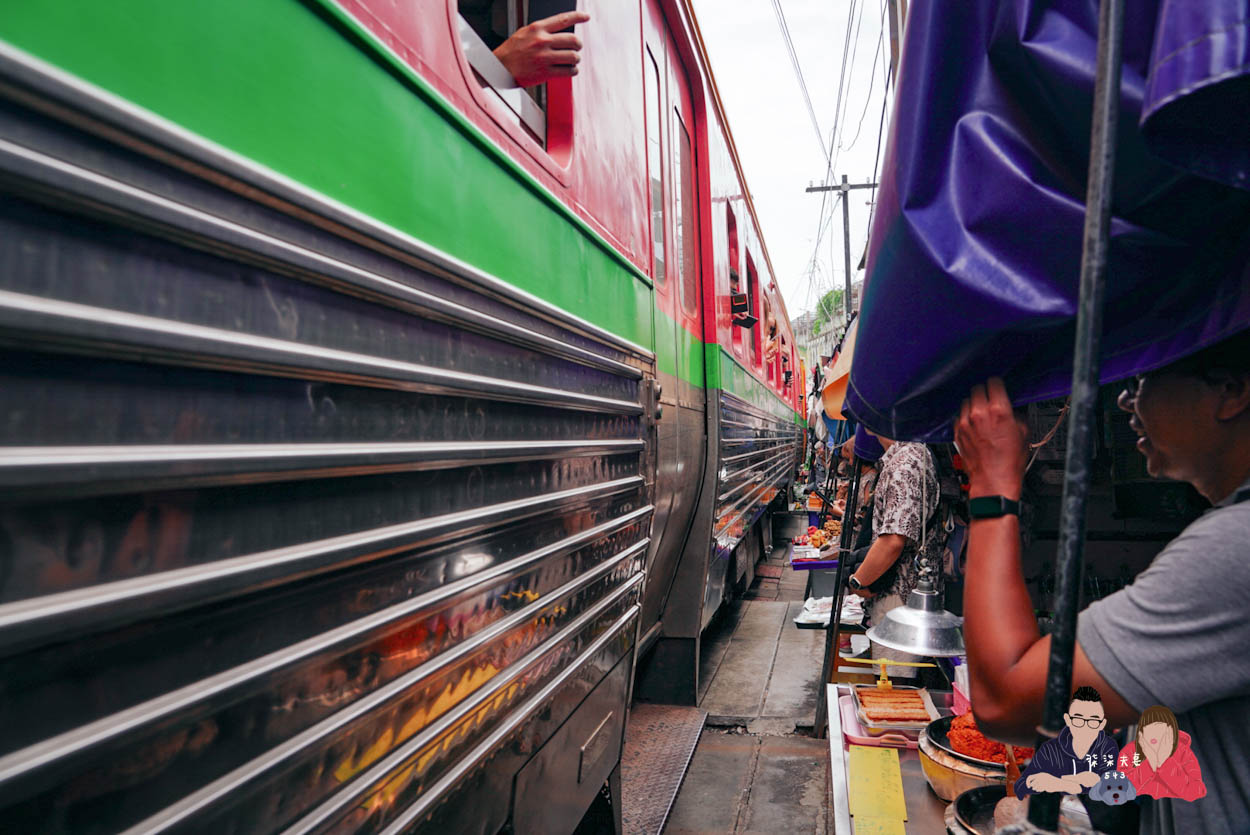 美功鐵道市場》曼谷近郊一日遊推薦,火車撞進菜市場的奇景! - 第29張圖 泰國美功鐵道市場-089