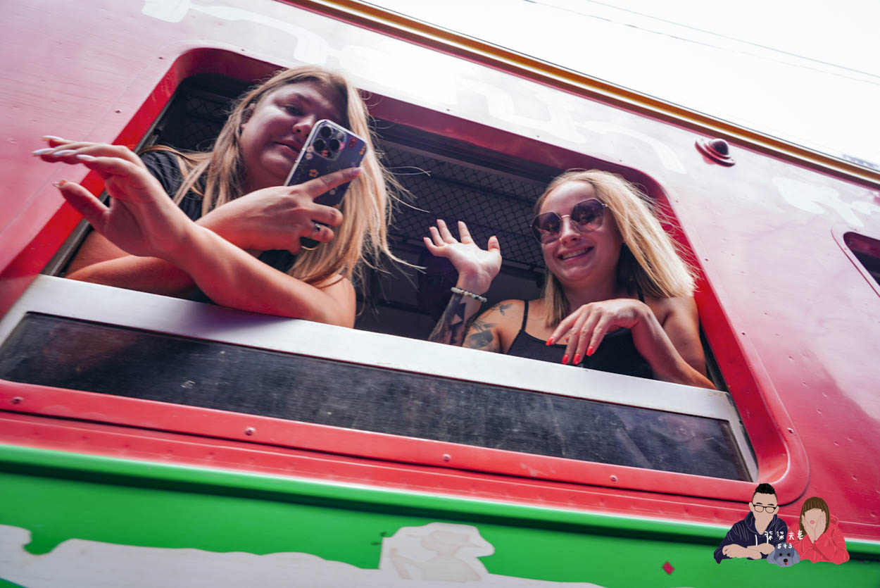 美功鐵道市場》曼谷近郊一日遊推薦,火車撞進菜市場的奇景! - 第30張圖 泰國美功鐵道市場-091