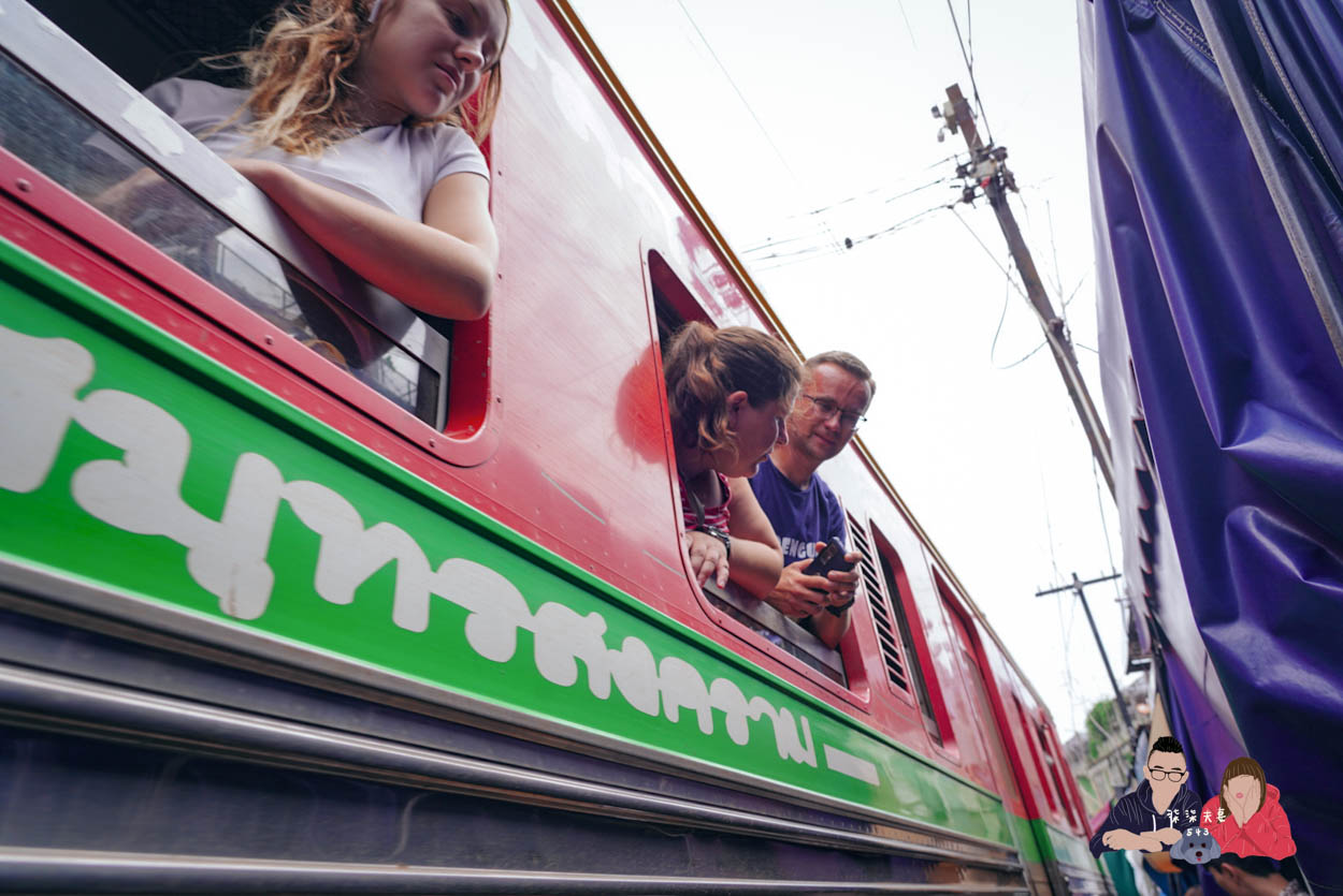 美功鐵道市場》曼谷近郊一日遊推薦,火車撞進菜市場的奇景! - 第38張圖 泰國美功鐵道市場-092