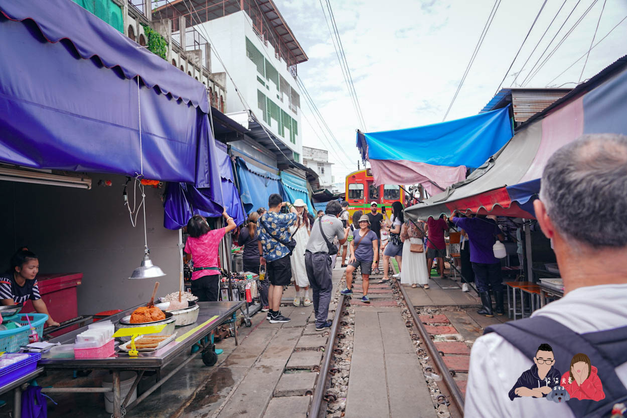 美功鐵道市場》曼谷近郊一日遊推薦,火車撞進菜市場的奇景! - 第31張圖 泰國美功鐵道市場-095