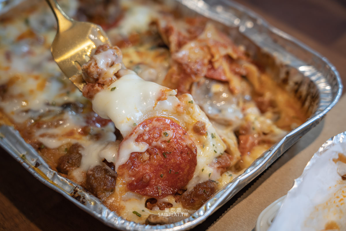 必勝客威士忌牛排干貝比薩+義大利麵》我覺得比較像是厚切鐵板牛柳披薩哈哈。必勝客義大利麵還不錯。