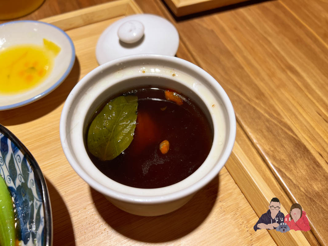 稻舍食館誠品信義店》台菜定食套餐，大推金沙蝦球客飯，鹹蛋黃醬好吃、蝦球還很大尾！