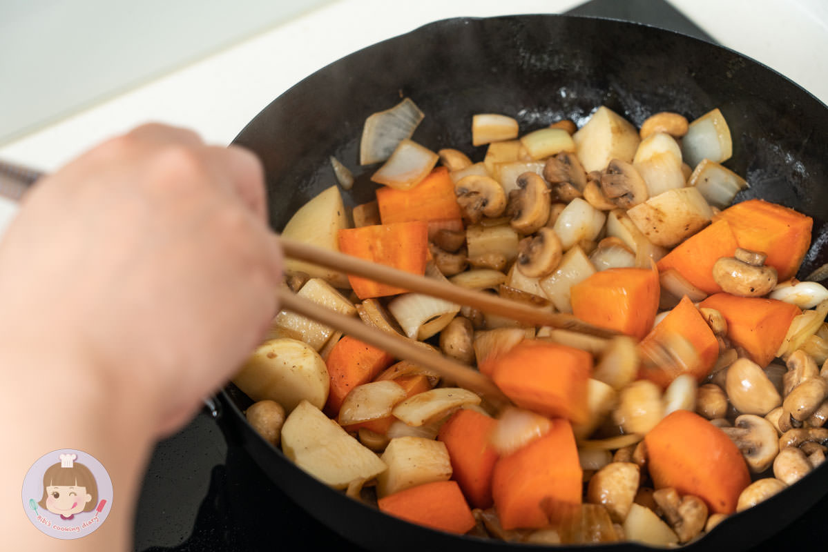 2022電子鍋推薦》東芝Toshiba 4mm極厚鍛造球釜6人份電子鍋｜煮蛋功能超方便！更強的是居然還能做蛋糕跟麵包？！