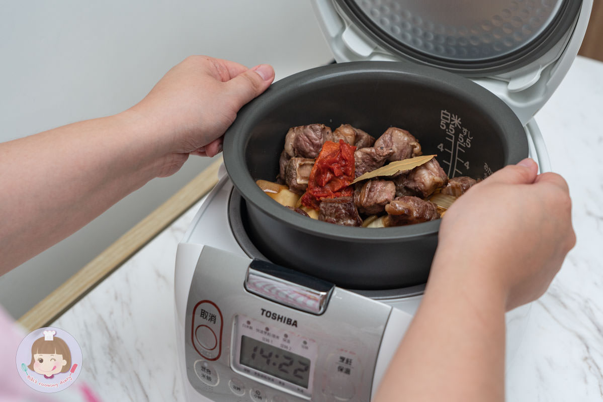 2022電子鍋推薦》東芝Toshiba 4mm極厚鍛造球釜6人份電子鍋｜煮蛋功能超方便！更強的是居然還能做蛋糕跟麵包？！