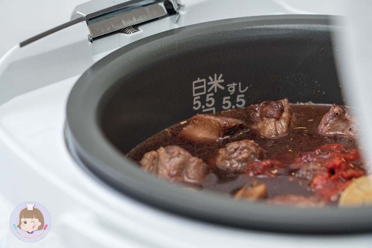 2022電子鍋推薦》東芝Toshiba 4mm極厚鍛造球釜6人份電子鍋｜煮蛋功能超方便！更強的是居然還能做蛋糕跟麵包？！