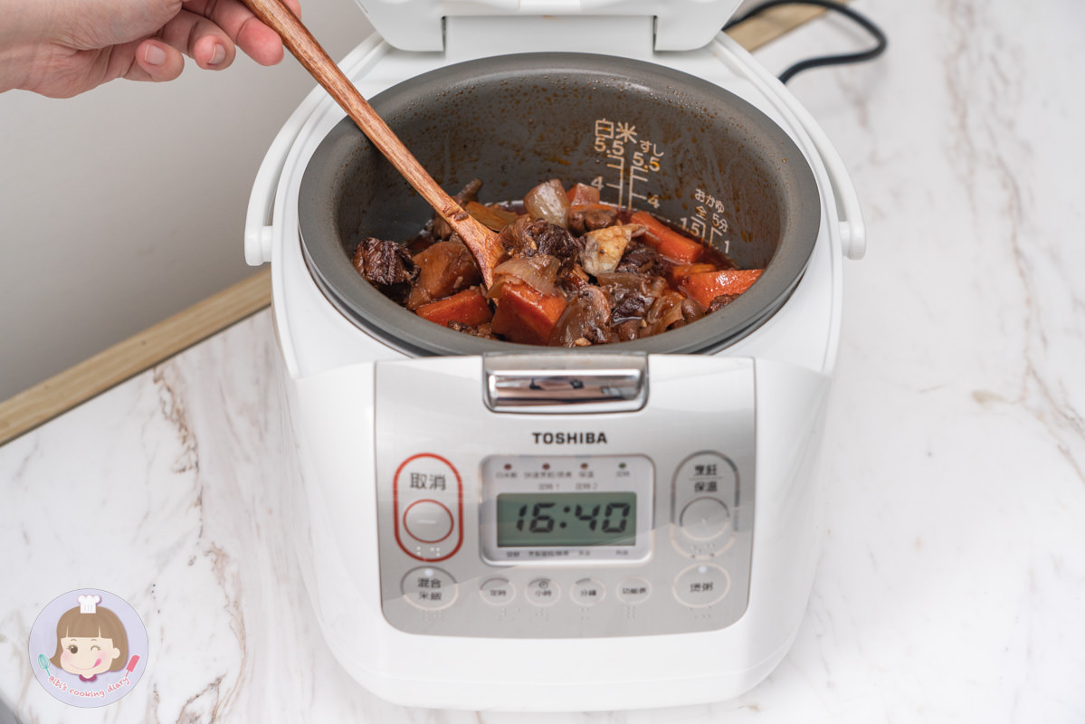 2022電子鍋推薦》東芝Toshiba 4mm極厚鍛造球釜6人份電子鍋｜煮蛋功能超方便！更強的是居然還能做蛋糕跟麵包？！