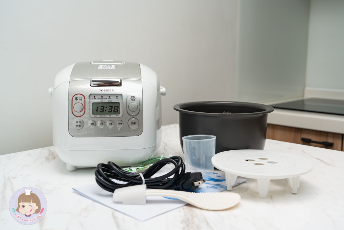 2022電子鍋推薦》東芝Toshiba 4mm極厚鍛造球釜6人份電子鍋｜煮蛋功能超方便！更強的是居然還能做蛋糕跟麵包？！