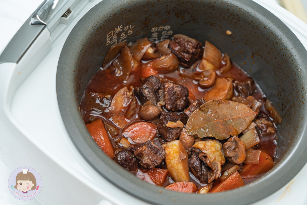 2022電子鍋推薦》東芝Toshiba 4mm極厚鍛造球釜6人份電子鍋｜煮蛋功能超方便！更強的是居然還能做蛋糕跟麵包？！