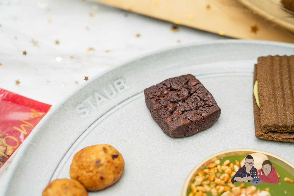 AMOUREUX暖法菓子》高質感台中喜餅品牌2023全新盒型，閃爆眼球的閃閃金！