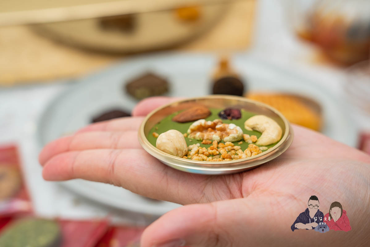 AMOUREUX暖法菓子》高質感台中喜餅品牌2023全新盒型，閃爆眼球的閃閃金！