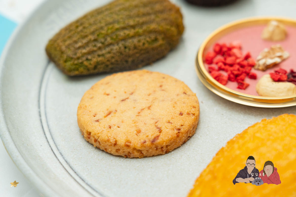 AMOUREUX暖法菓子》高質感台中喜餅品牌2023全新盒型，閃爆眼球的閃閃金！