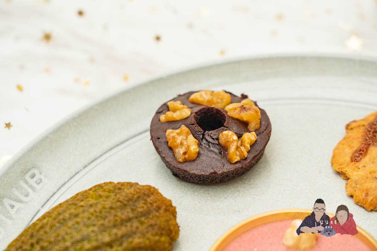 AMOUREUX暖法菓子》高質感台中喜餅品牌2023全新盒型，閃爆眼球的閃閃金！