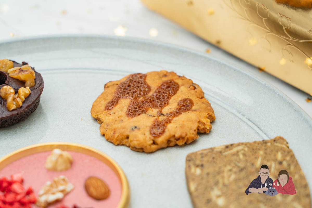 AMOUREUX暖法菓子》高質感台中喜餅品牌2023全新盒型，閃爆眼球的閃閃金！