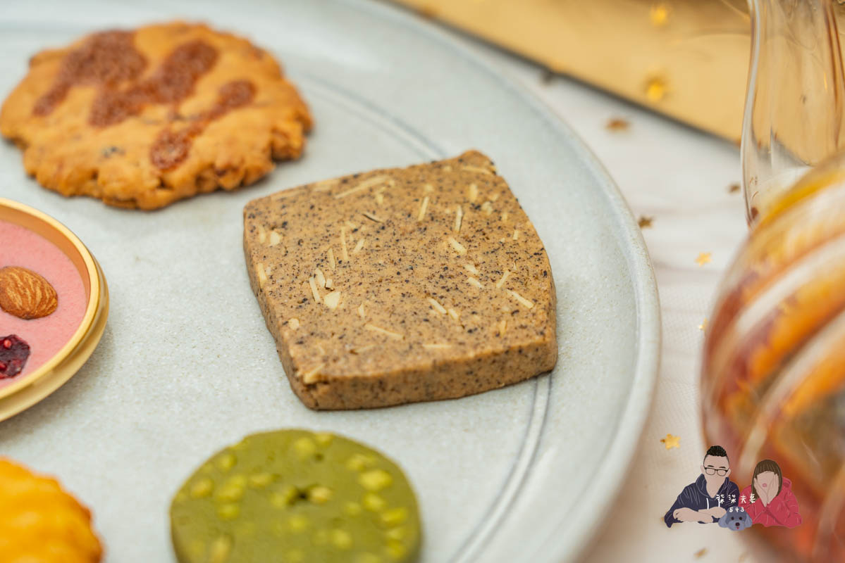 AMOUREUX暖法菓子》高質感台中喜餅品牌2023全新盒型，閃爆眼球的閃閃金！