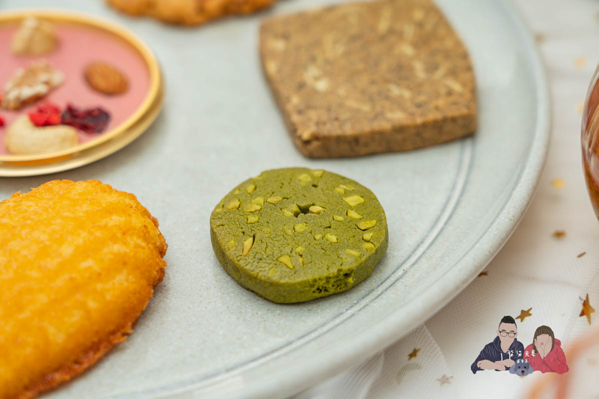 AMOUREUX暖法菓子》高質感台中喜餅品牌2023全新盒型，閃爆眼球的閃閃金！