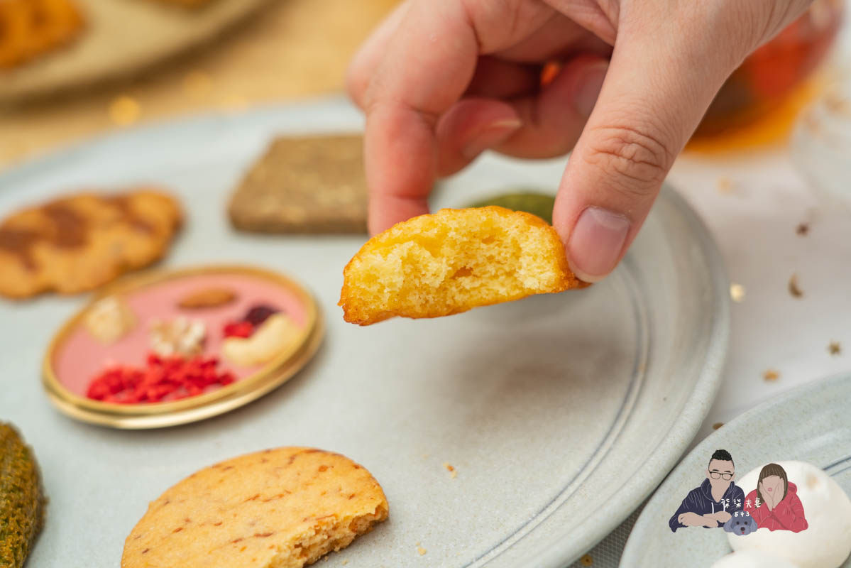 AMOUREUX暖法菓子》高質感台中喜餅品牌2023全新盒型，閃爆眼球的閃閃金！