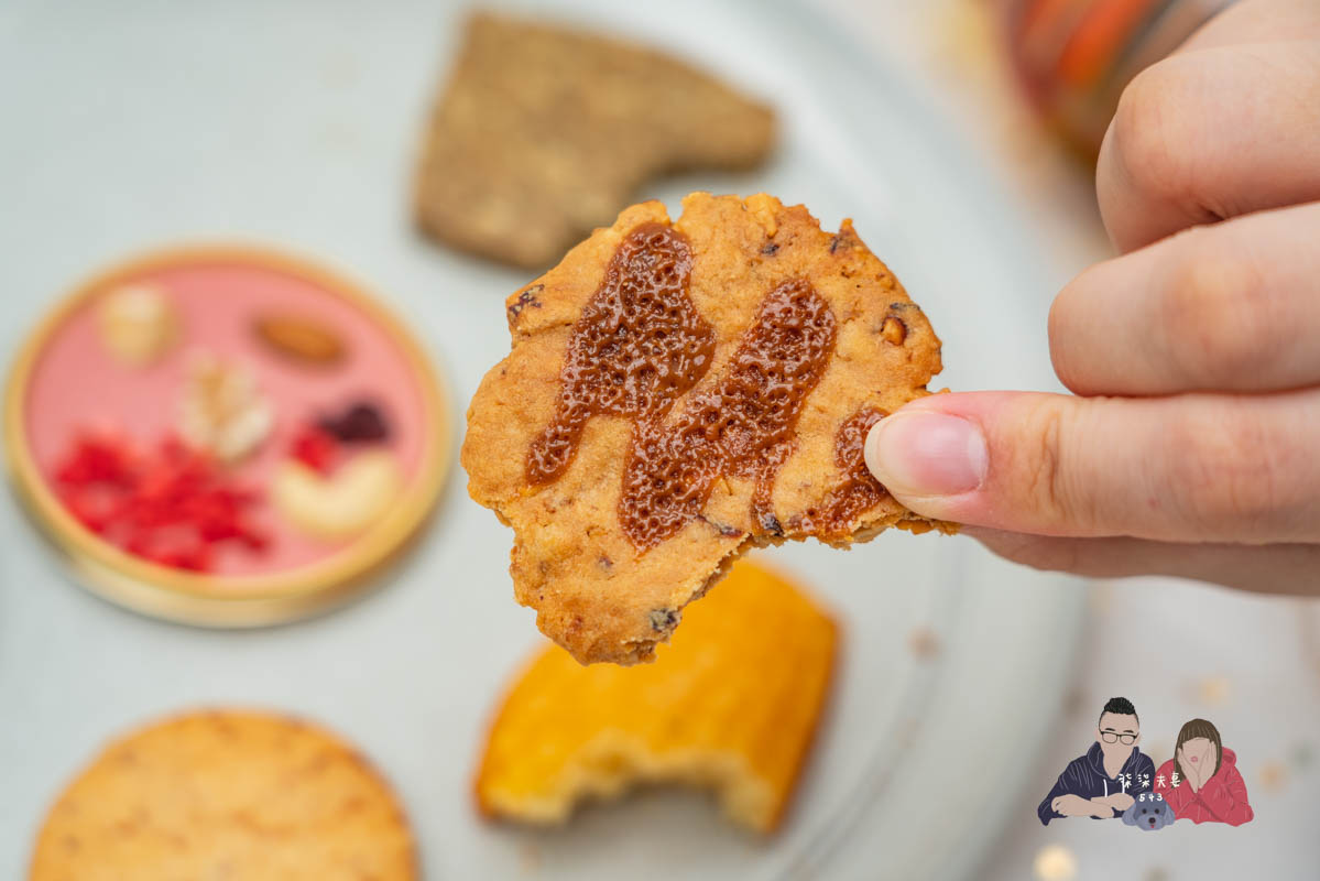 AMOUREUX暖法菓子》高質感台中喜餅品牌2023全新盒型，閃爆眼球的閃閃金！