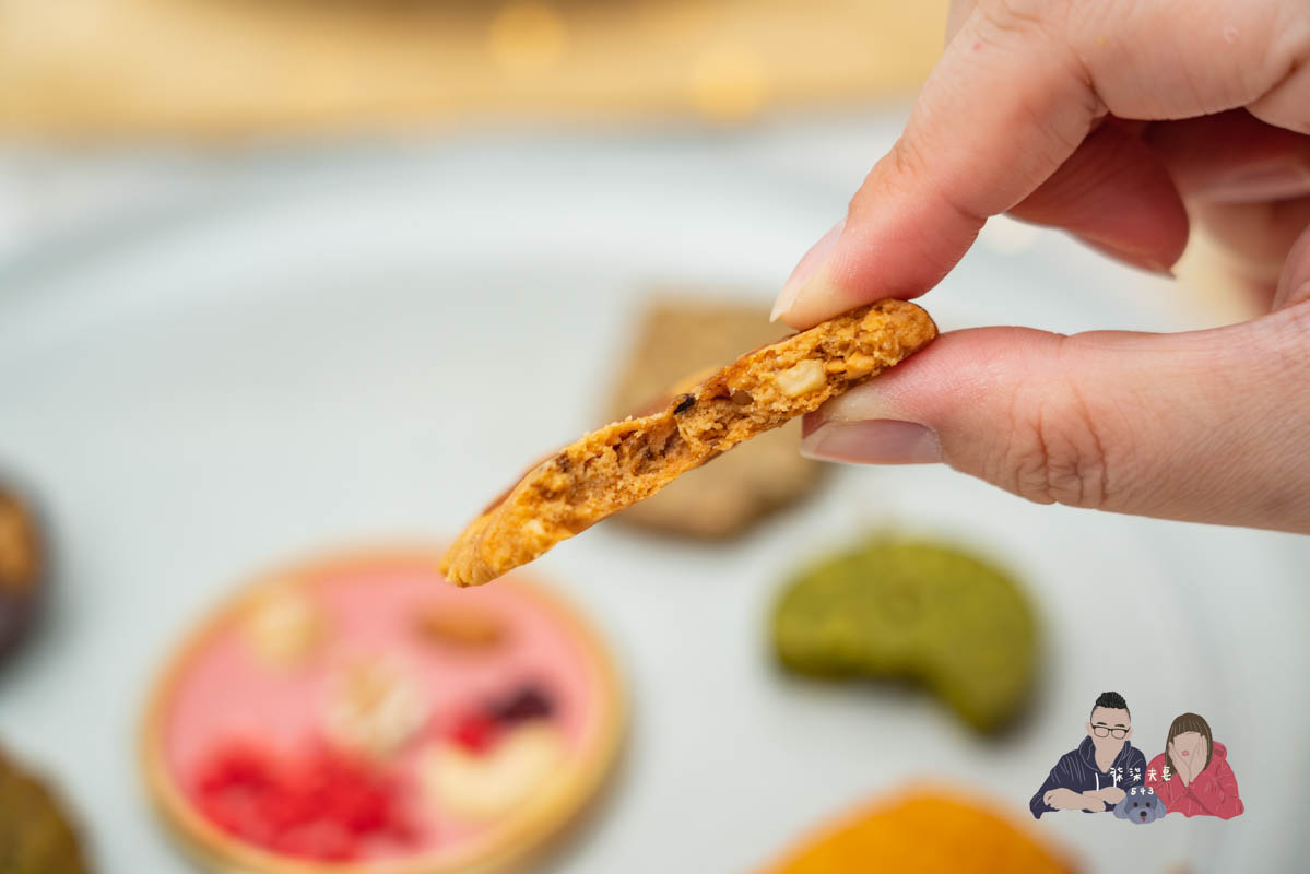 AMOUREUX暖法菓子》高質感台中喜餅品牌2023全新盒型，閃爆眼球的閃閃金！