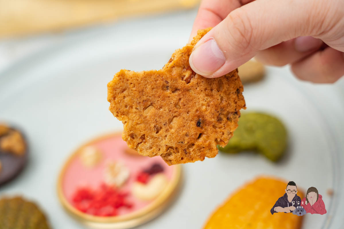 AMOUREUX暖法菓子》高質感台中喜餅品牌2023全新盒型，閃爆眼球的閃閃金！