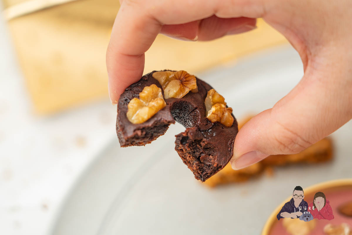 AMOUREUX暖法菓子》高質感台中喜餅品牌2023全新盒型，閃爆眼球的閃閃金！