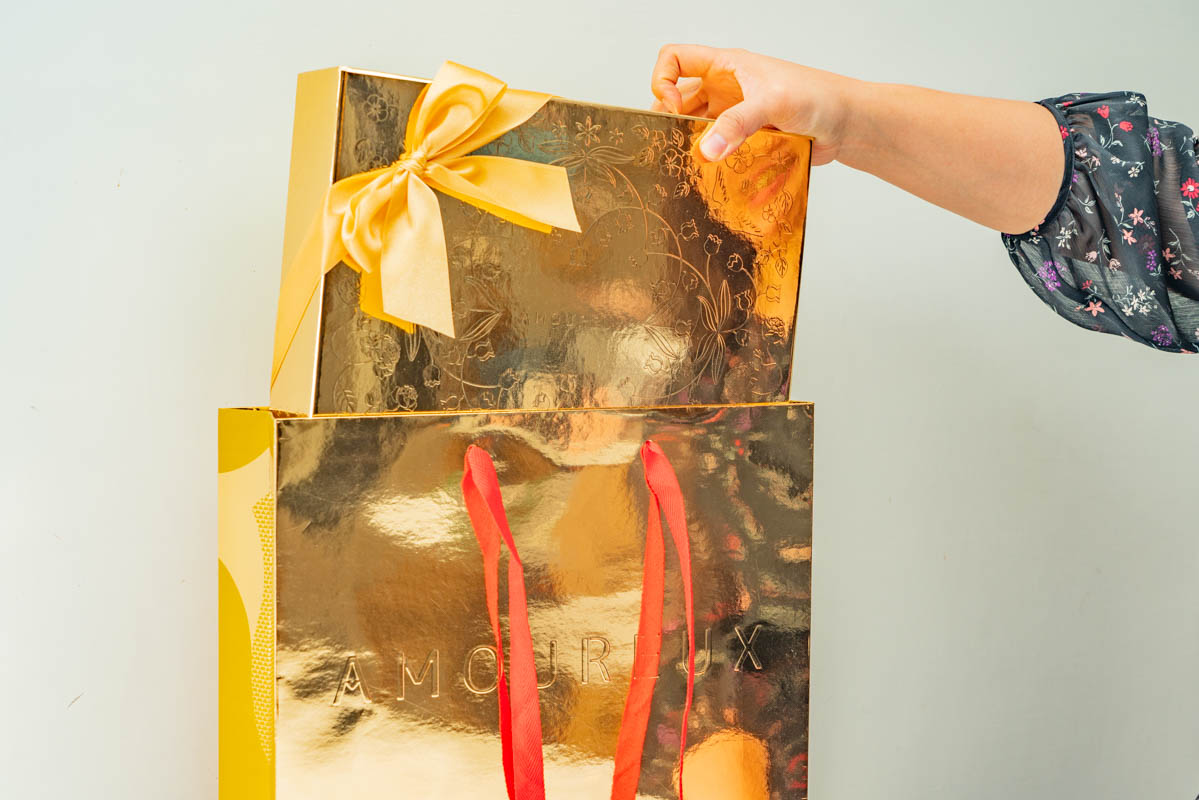 AMOUREUX暖法菓子》高質感台中喜餅品牌2023全新盒型，閃爆眼球的閃閃金！