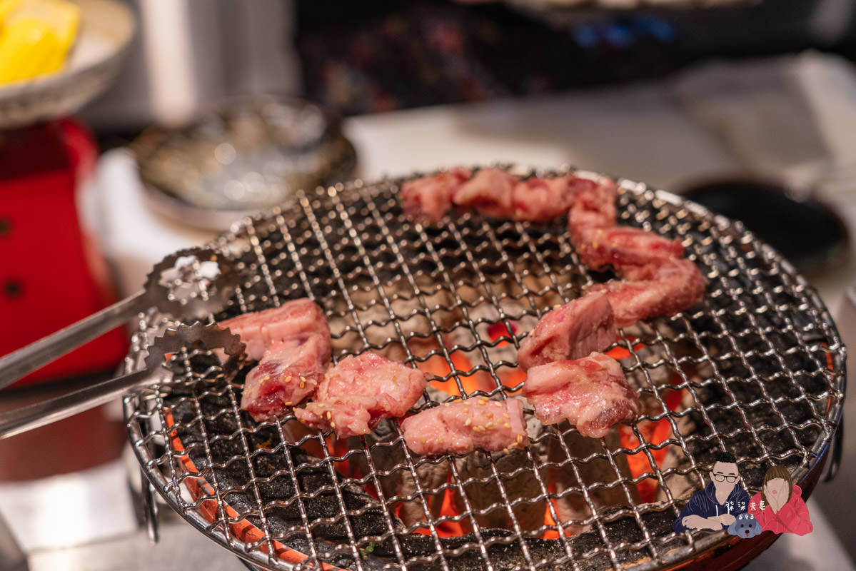 胡同燒肉》我以為價位很高，但想不到價格很平實欸，也是有很多兩三百上下的肉盤！