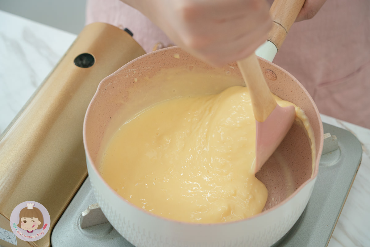 芒果千層蛋糕》免烤箱甜點，卡士達鮮奶油搭配可麗餅皮，超詳細步驟，甜點新手一次就上手！ | Bibi的料理日記