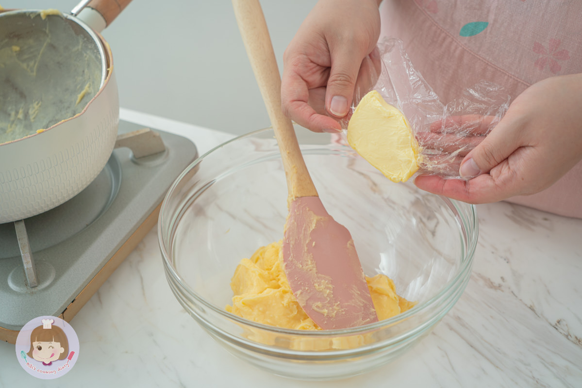 芒果千層蛋糕》免烤箱甜點，卡士達鮮奶油搭配可麗餅皮，超詳細步驟，甜點新手一次就上手！ | Bibi的料理日記