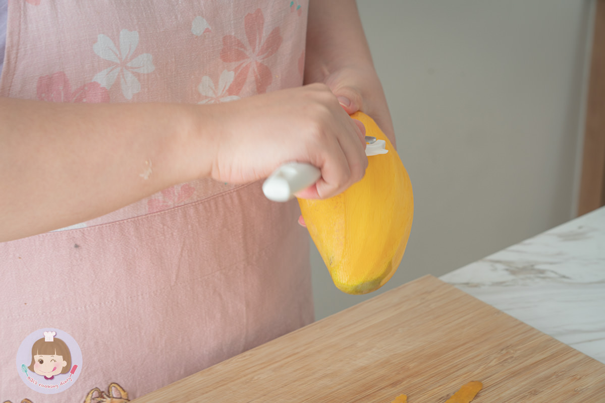芒果千層蛋糕》免烤箱甜點，卡士達鮮奶油搭配可麗餅皮，超詳細步驟，甜點新手一次就上手！ | Bibi的料理日記