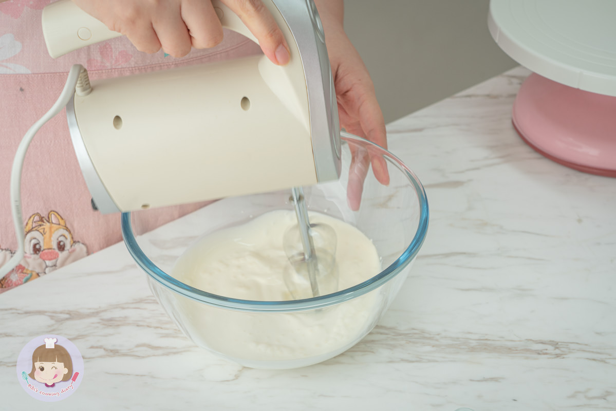 芒果千層蛋糕》免烤箱甜點，卡士達鮮奶油搭配可麗餅皮，超詳細步驟，甜點新手一次就上手！ | Bibi的料理日記