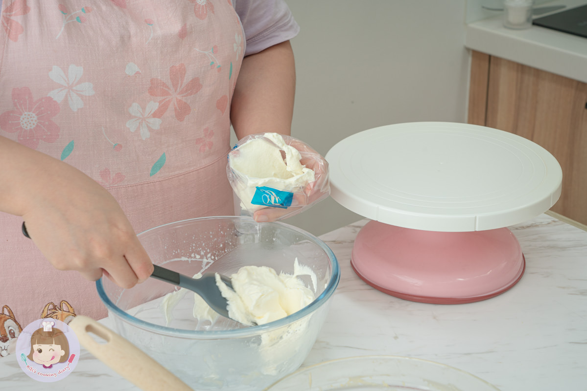 芒果千層蛋糕》免烤箱甜點，卡士達鮮奶油搭配可麗餅皮，超詳細步驟，甜點新手一次就上手！ | Bibi的料理日記