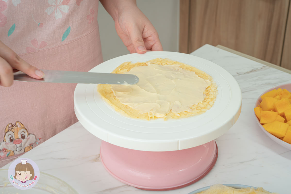 芒果千層蛋糕》免烤箱甜點，卡士達鮮奶油搭配可麗餅皮，超詳細步驟，甜點新手一次就上手！ | Bibi的料理日記