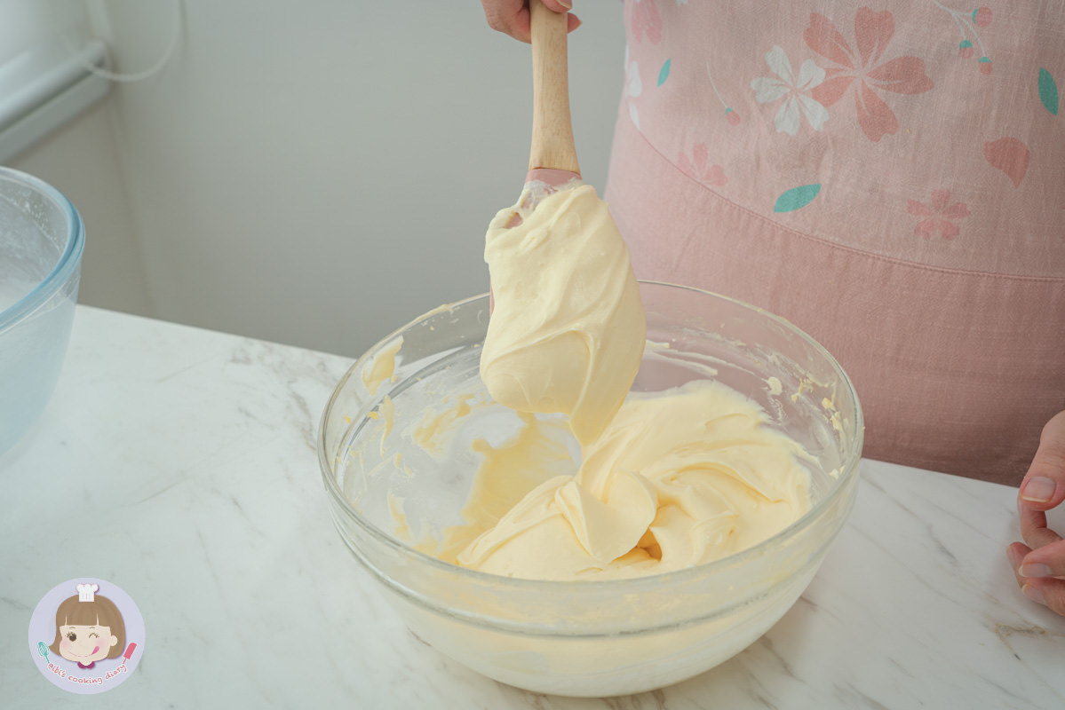 芒果千層蛋糕》免烤箱甜點，卡士達鮮奶油搭配可麗餅皮，超詳細步驟，甜點新手一次就上手！ | Bibi的料理日記