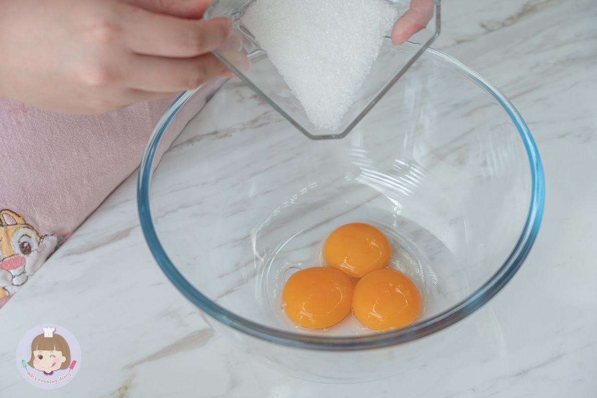 芒果千層蛋糕》免烤箱甜點，卡士達鮮奶油搭配可麗餅皮，超詳細步驟，甜點新手一次就上手！ | Bibi的料理日記