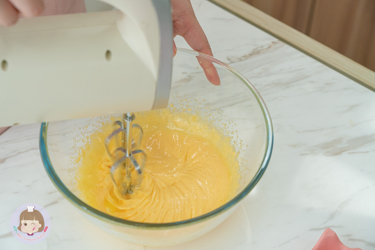 芒果千層蛋糕》免烤箱甜點，卡士達鮮奶油搭配可麗餅皮，超詳細步驟，甜點新手一次就上手！ | Bibi的料理日記