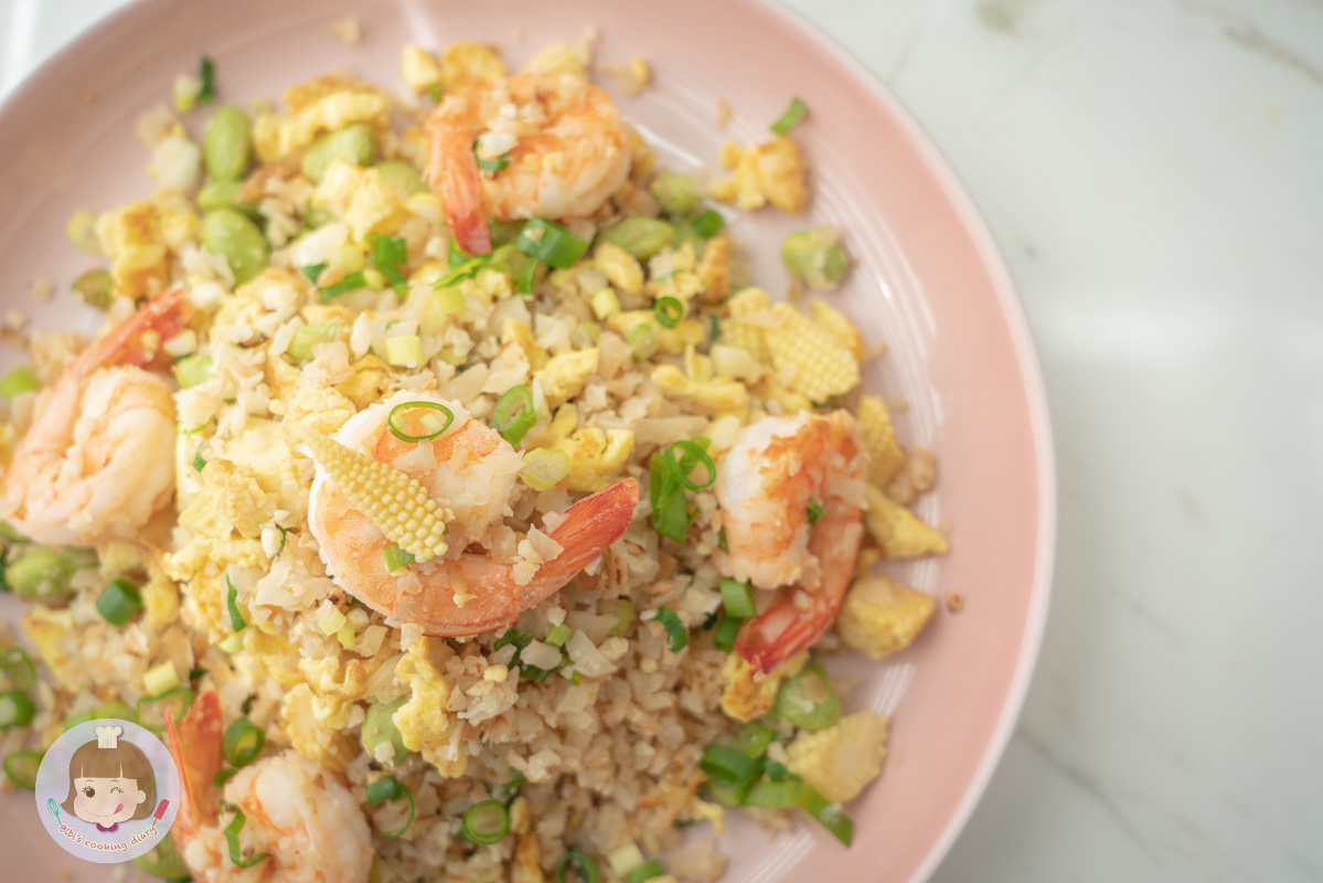 花椰菜米炒飯食譜》減醣料理，冷凍花椰菜米吃起來就像真的炒飯！| BIBI的料理日記