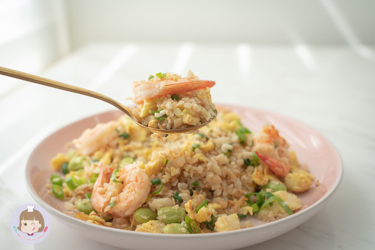 花椰菜米炒飯食譜》減醣料理，冷凍花椰菜米吃起來就像真的炒飯！| BIBI的料理日記